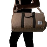 Bolso Herschel Novel Duffel En Color Marrón